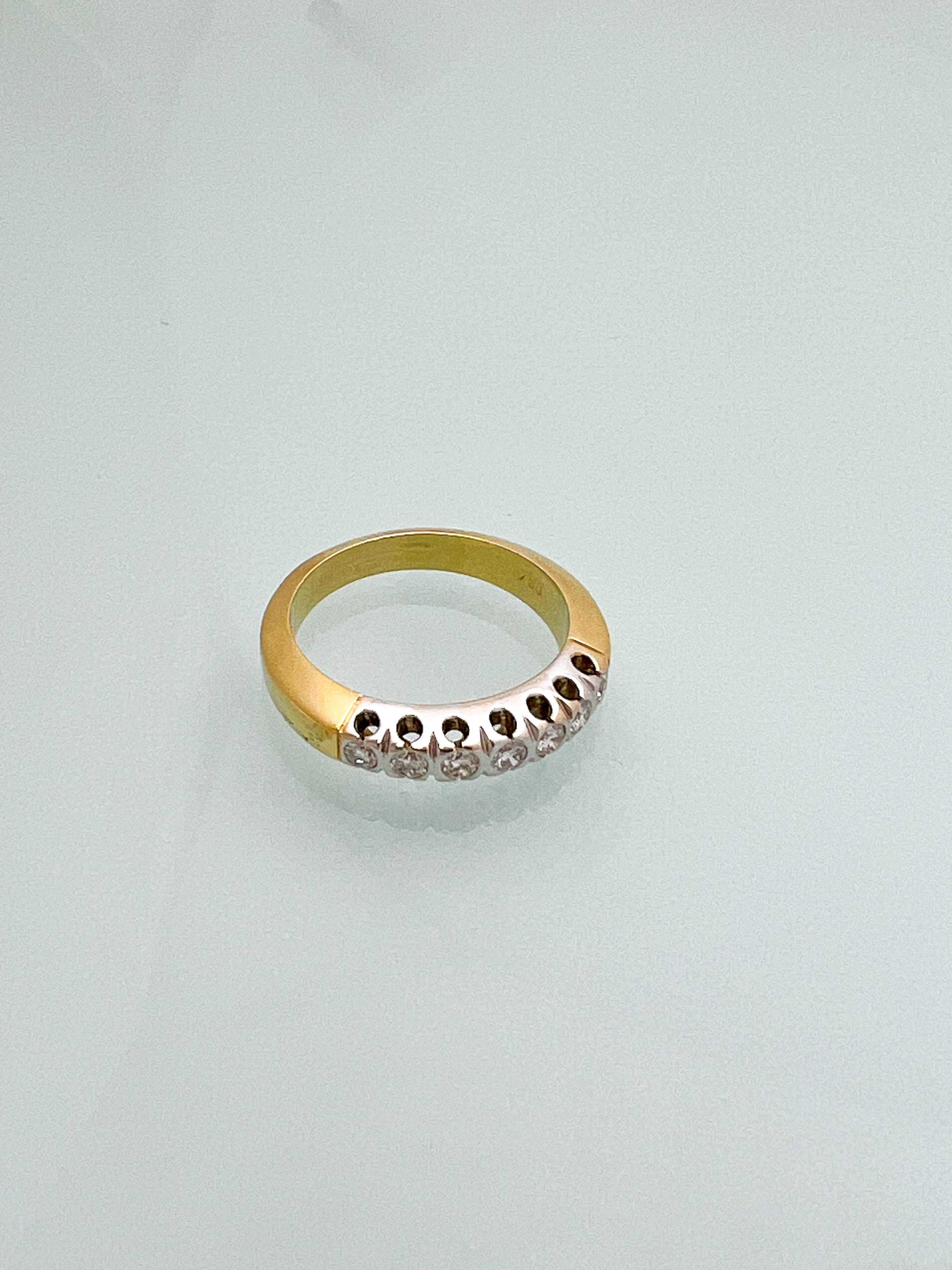 טבעת 18 קארט משולבת זהב צהוב ולבן עם שיבוץ יהלומים