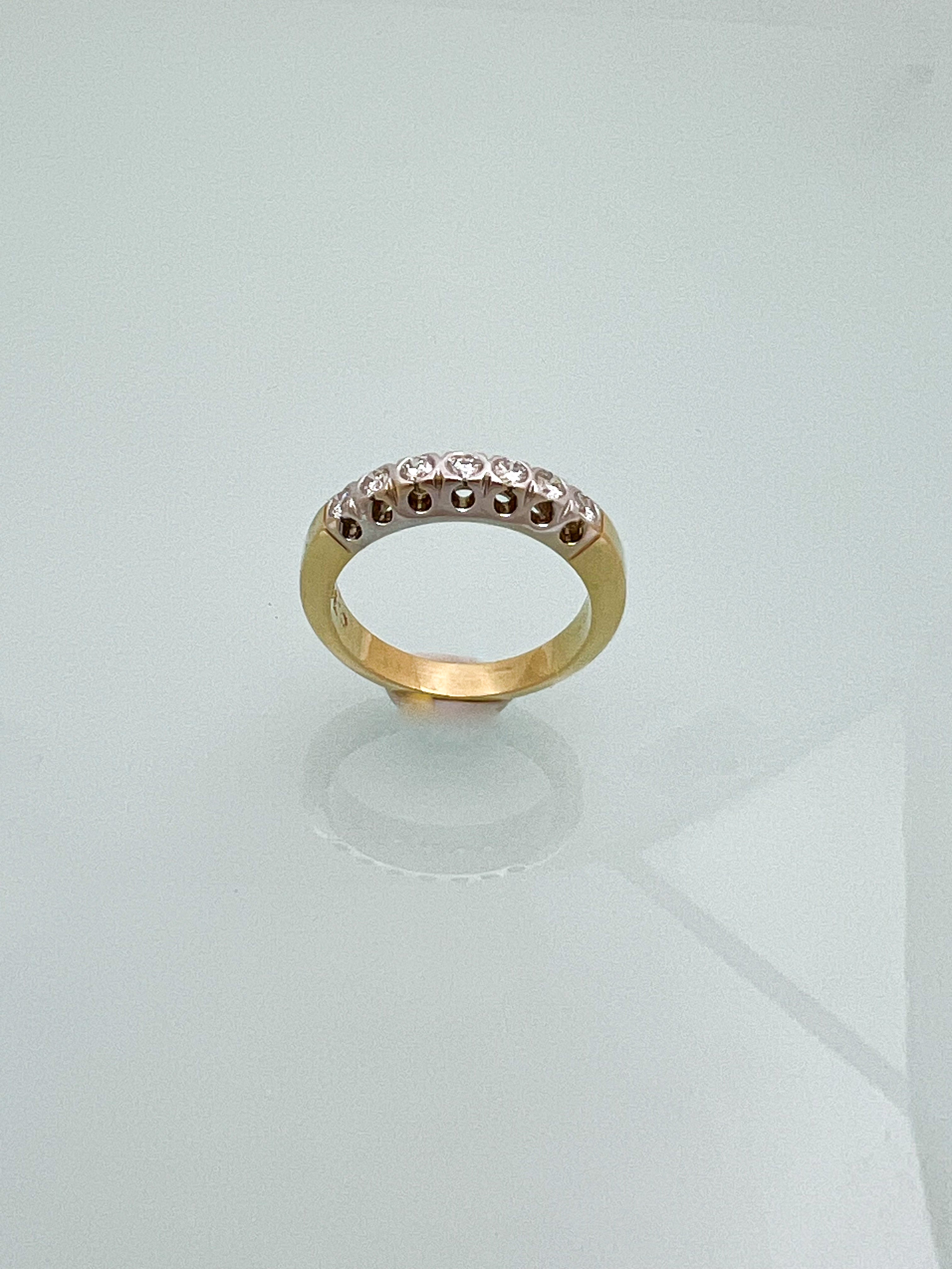 טבעת 18 קארט משולבת זהב צהוב ולבן עם שיבוץ יהלומים