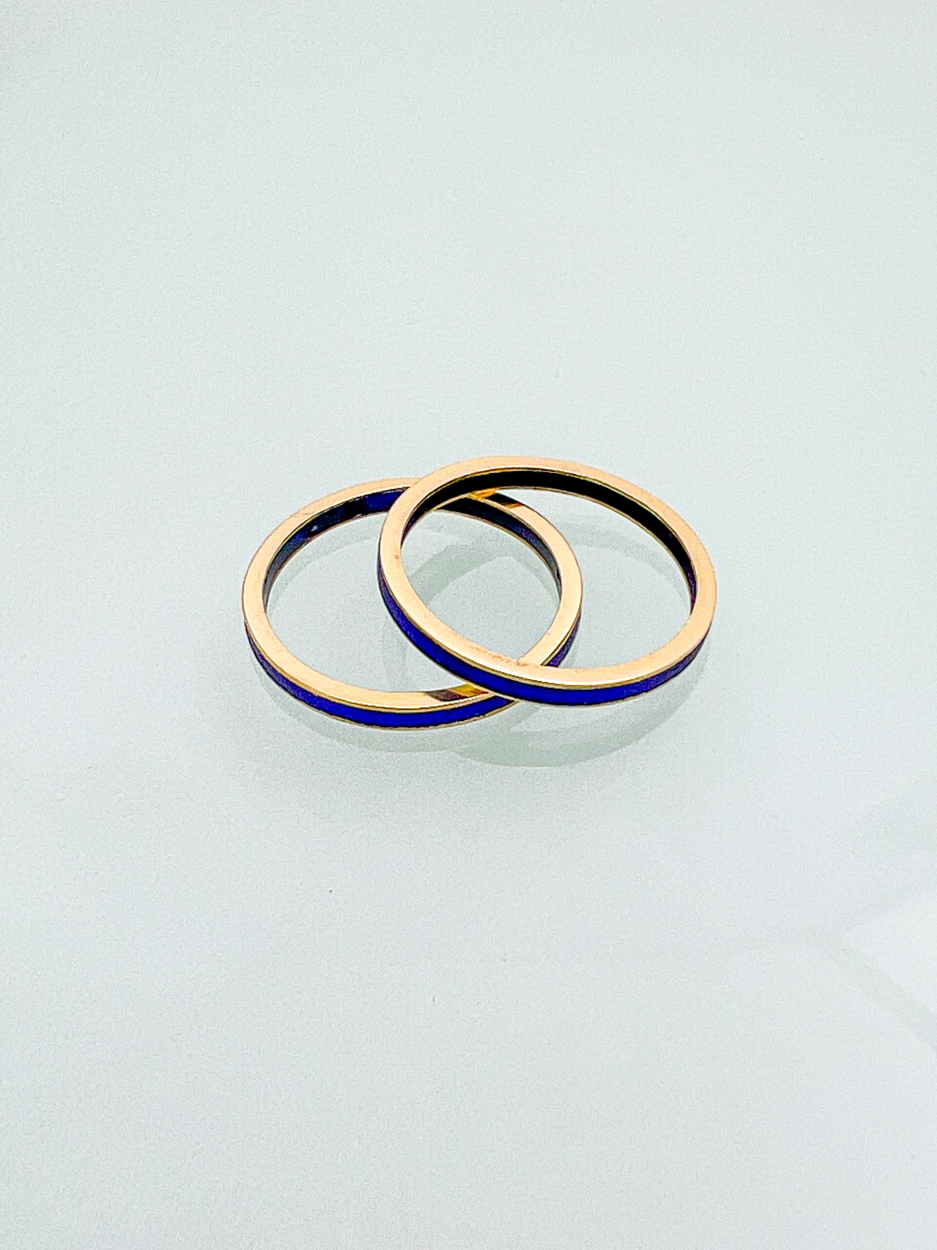 טבעת זהב דקה 14 קארט משולבת אמייל כחול