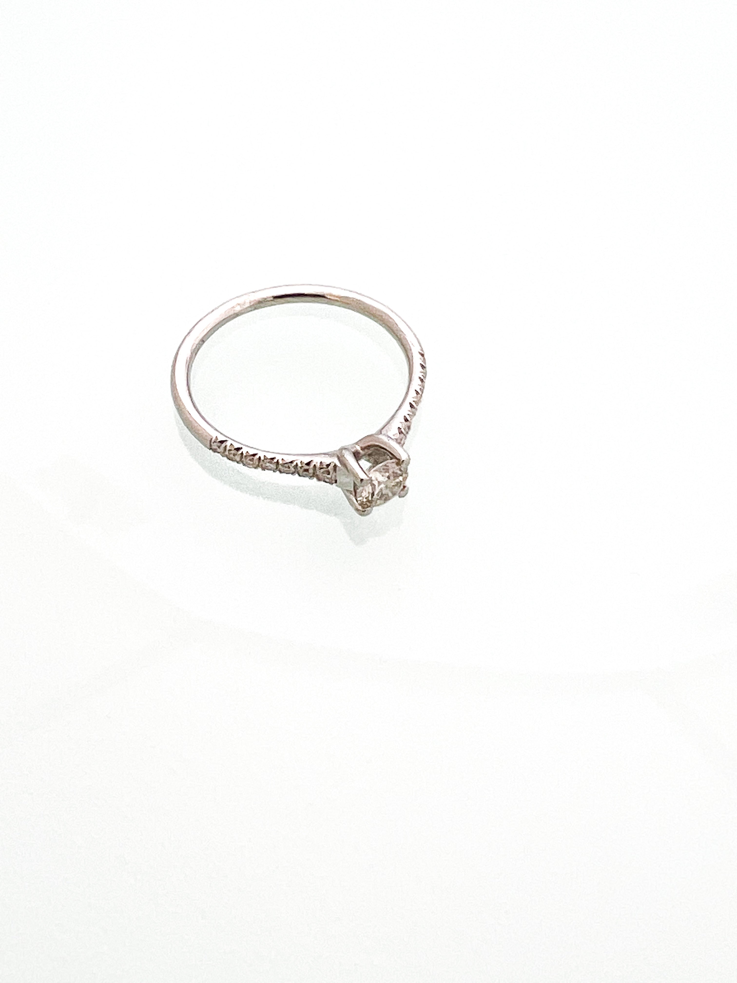 טבעת אירוסין זהב 14 קארט עם יהלום מרכזי וחצי שיבוץ בצדדים