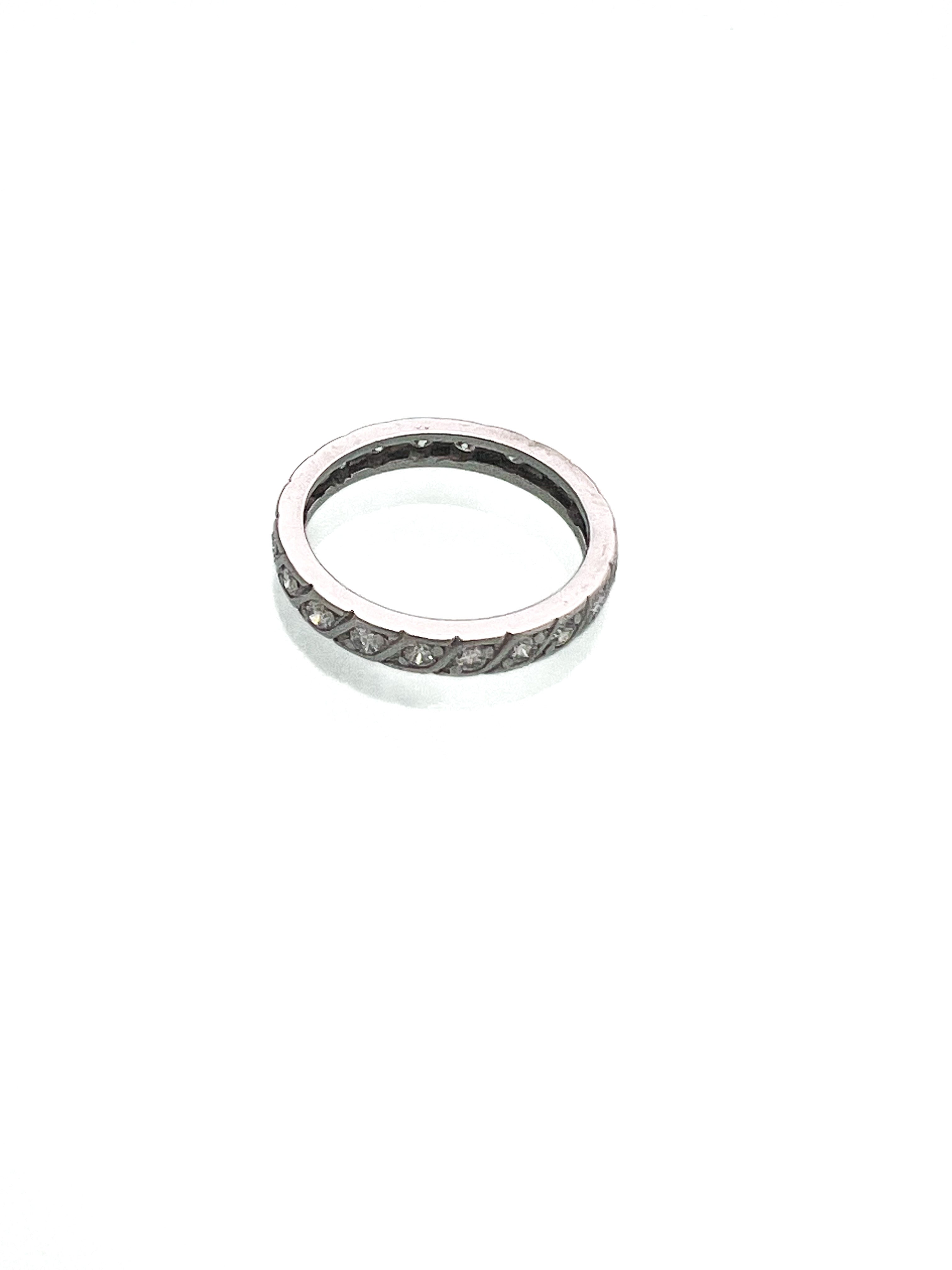 טבעת איטרניטי מעוצבת משובצת יהלומים זהב 18 קארט