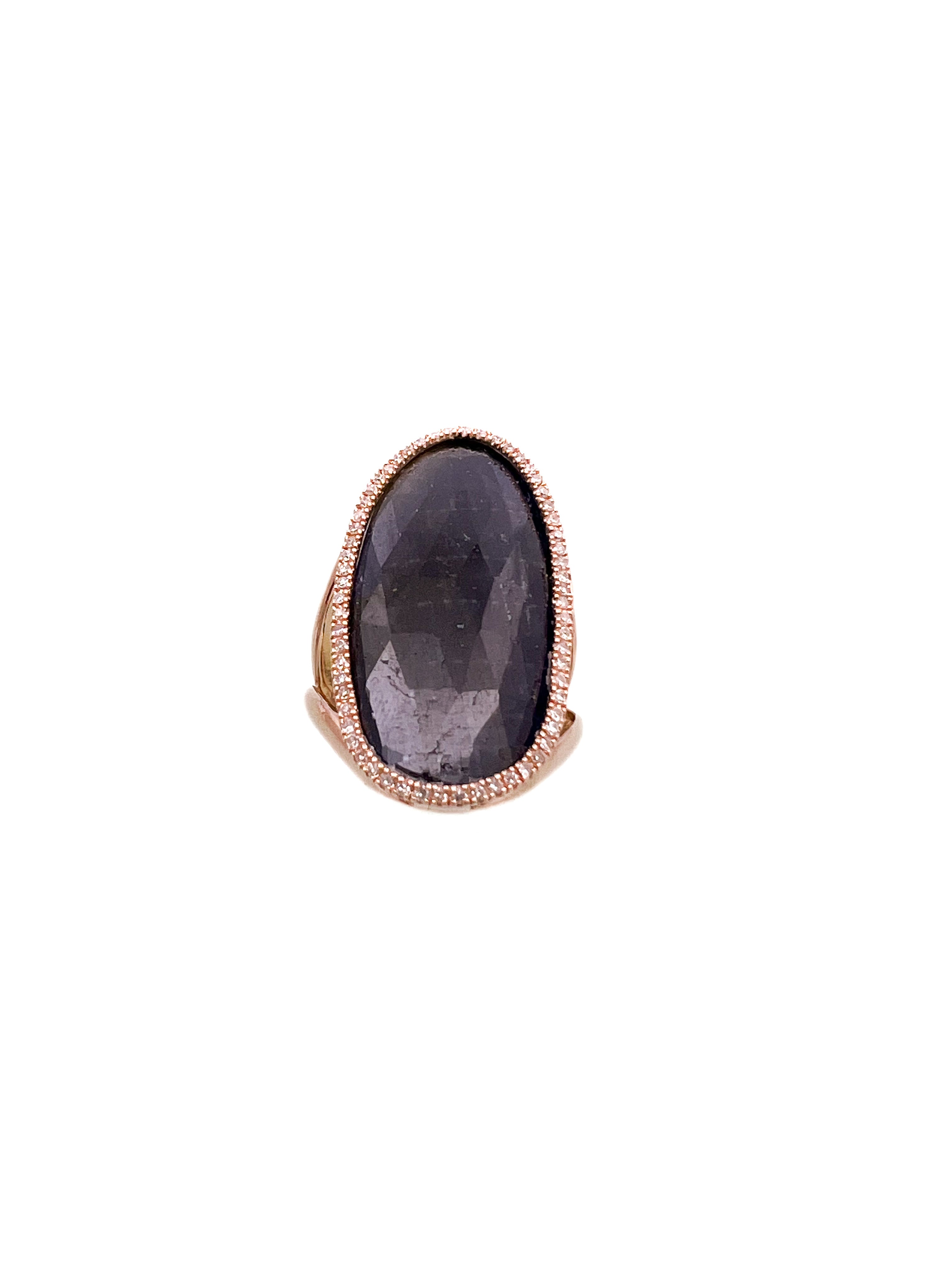 טבעת אובלית רוז גולד 14 קארט עם אבן חן כחולה ומסביב שיבוץ יהלומים
