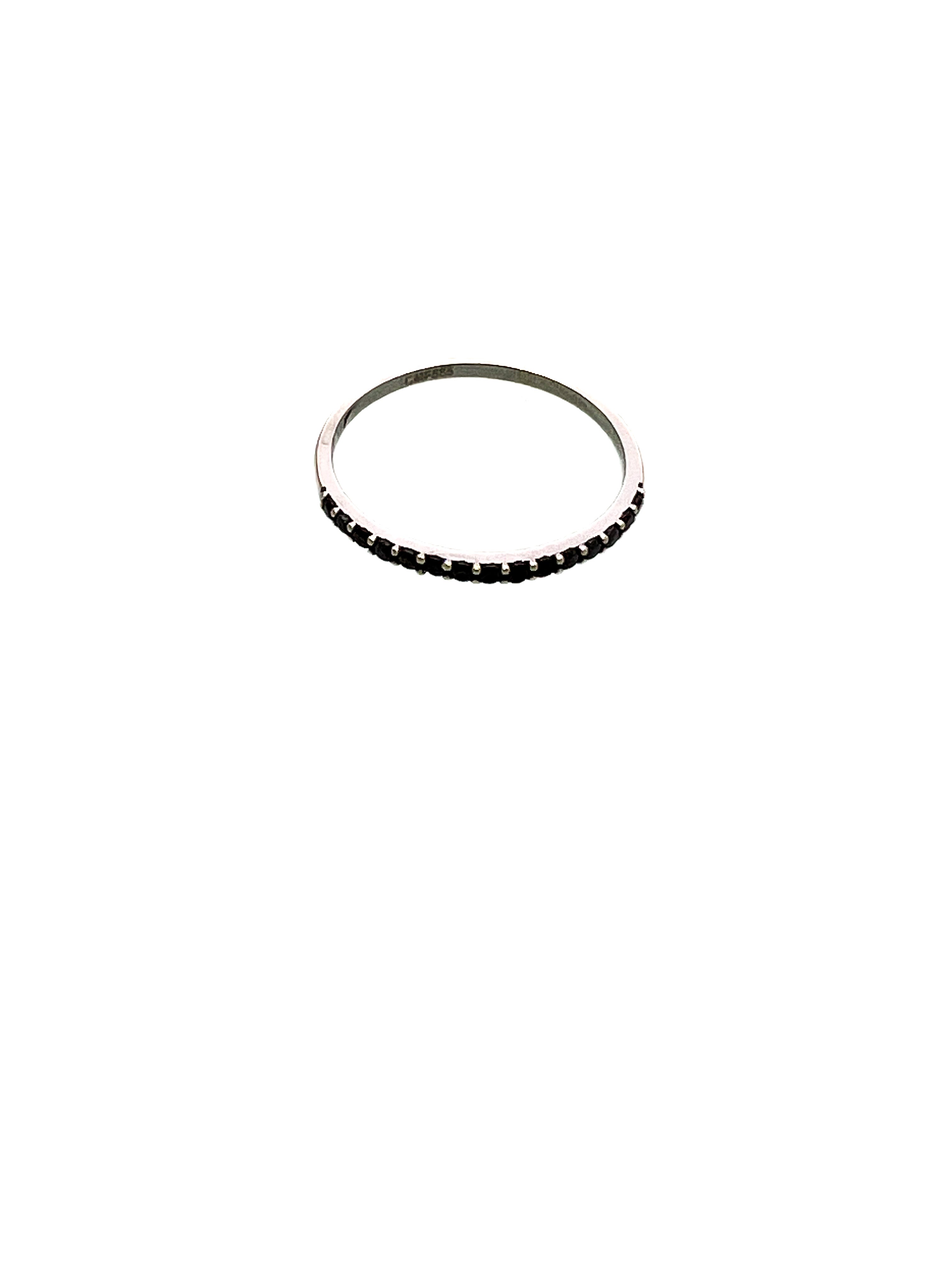 טבעת חישוק דקה זהב לבן 14 קארט משובצת זירקונים שחורים