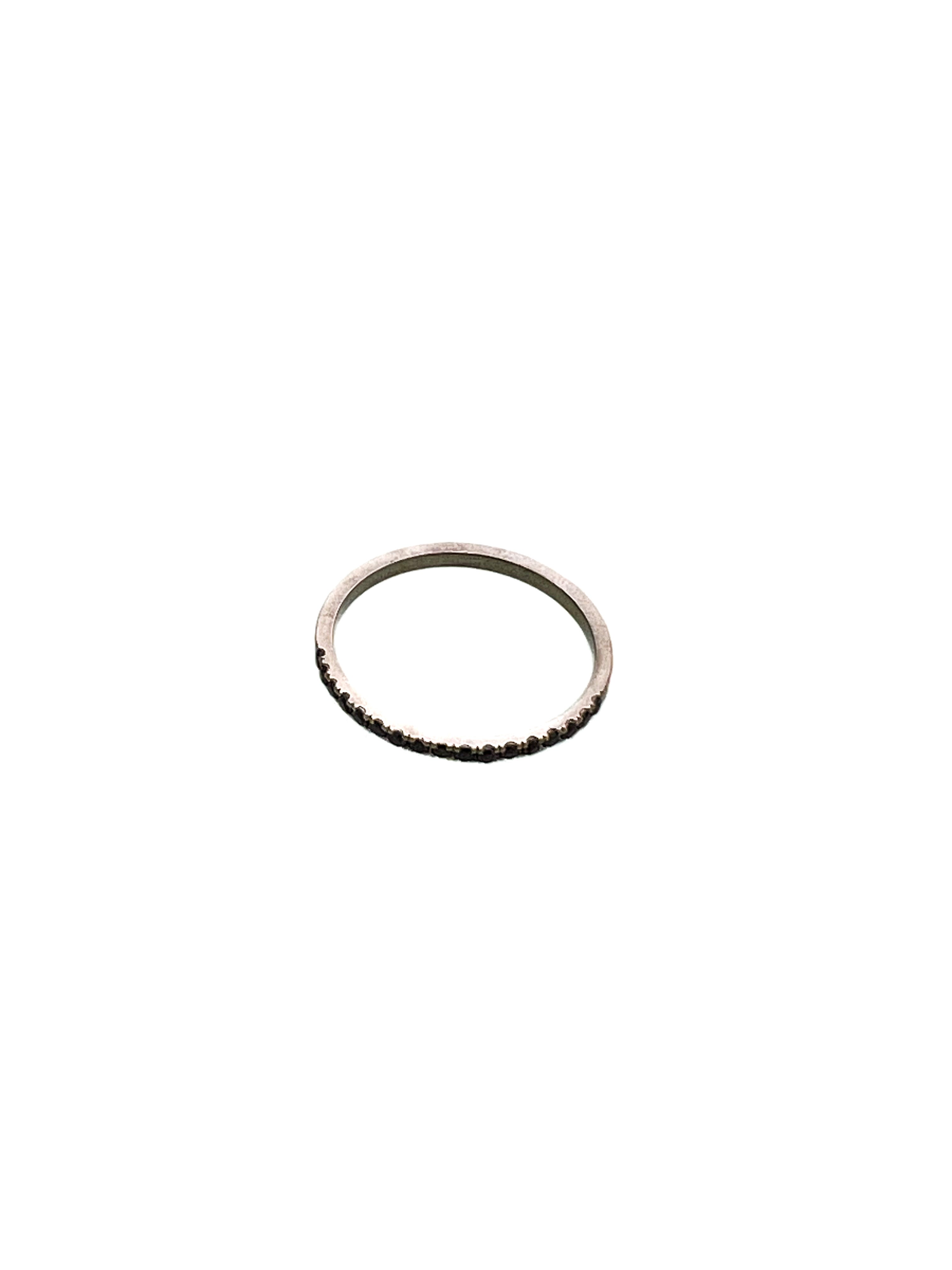 טבעת חישוק דקה 14 קארט משובצת יהלומים שחורים