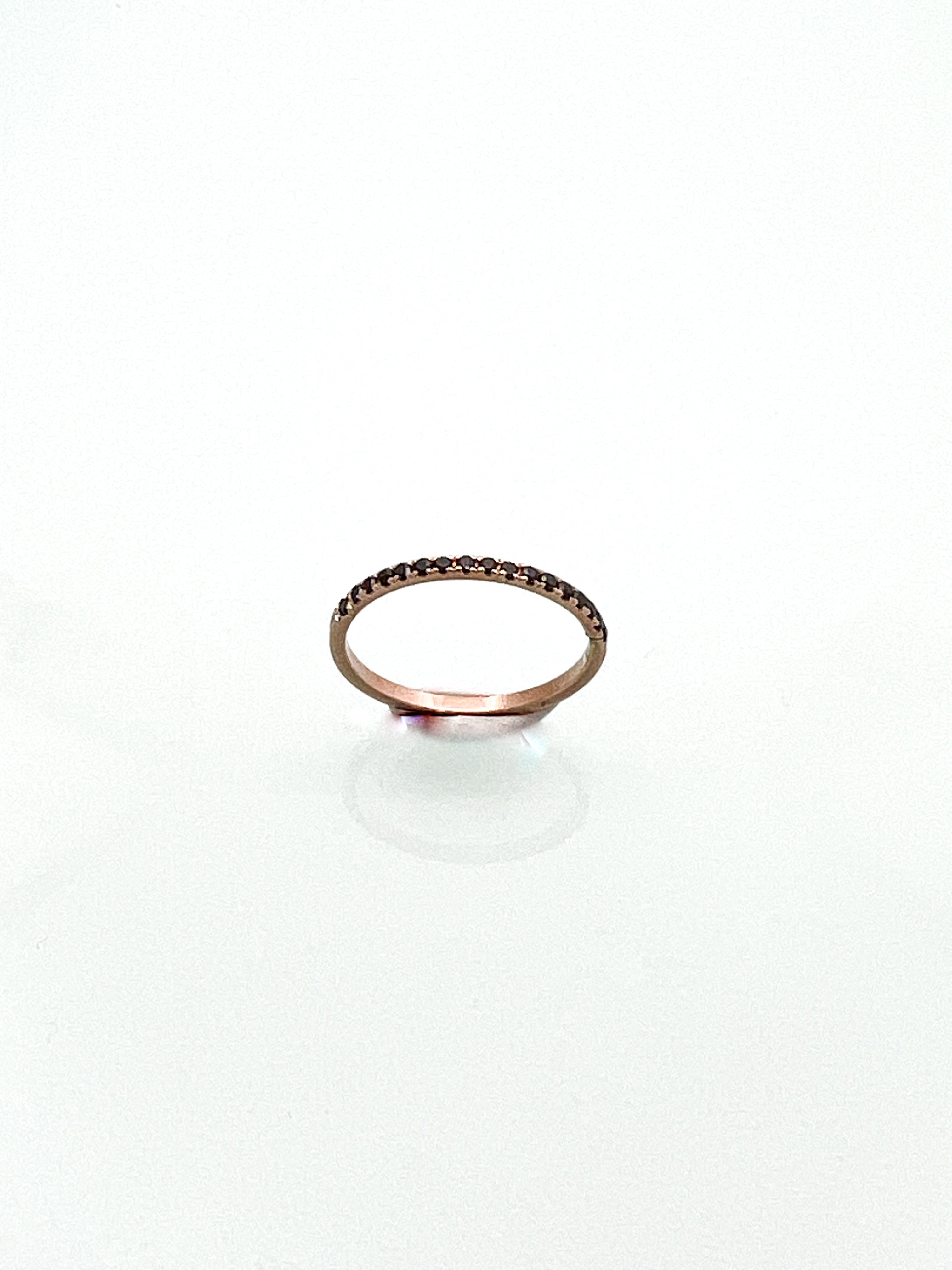 טבעת רוז גולד 14 קארט משובצת יהלומים שחורים