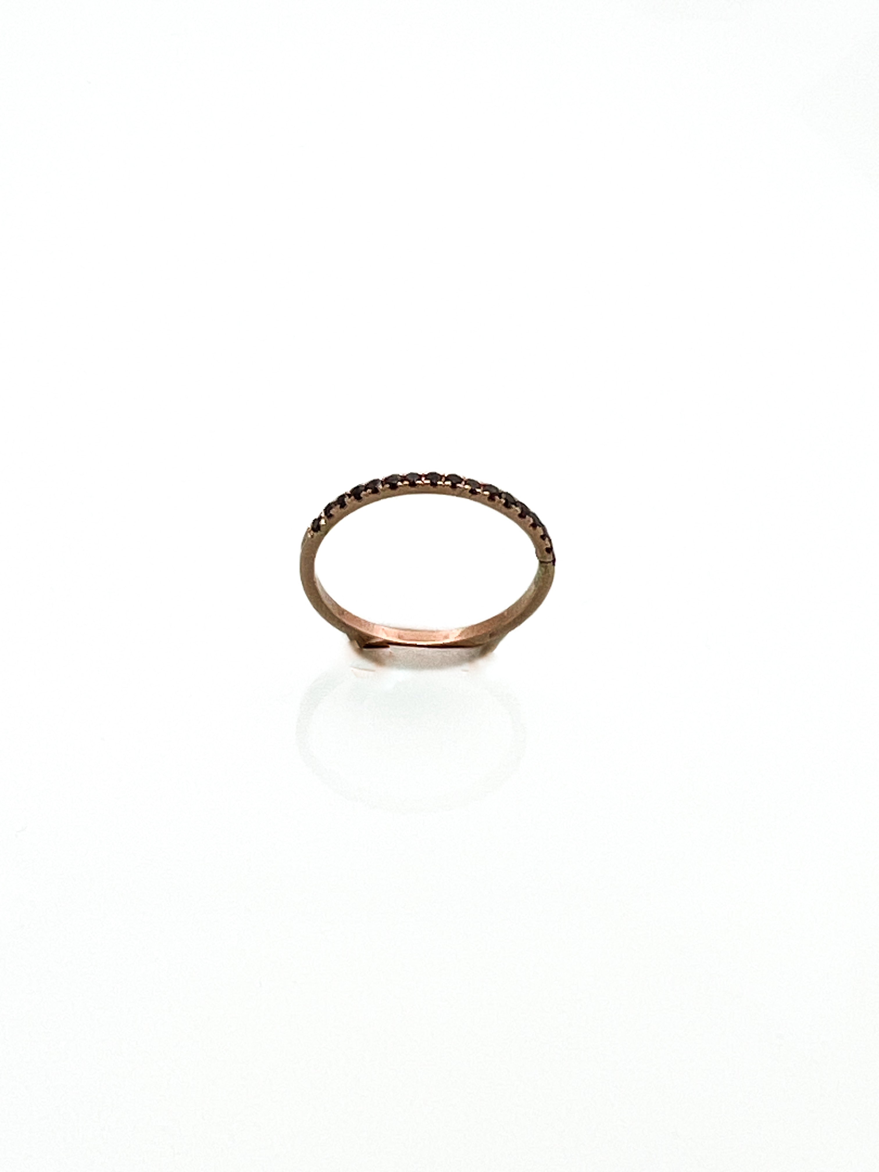 טבעת רוז גולד 14 קארט משובצת יהלומים שחורים