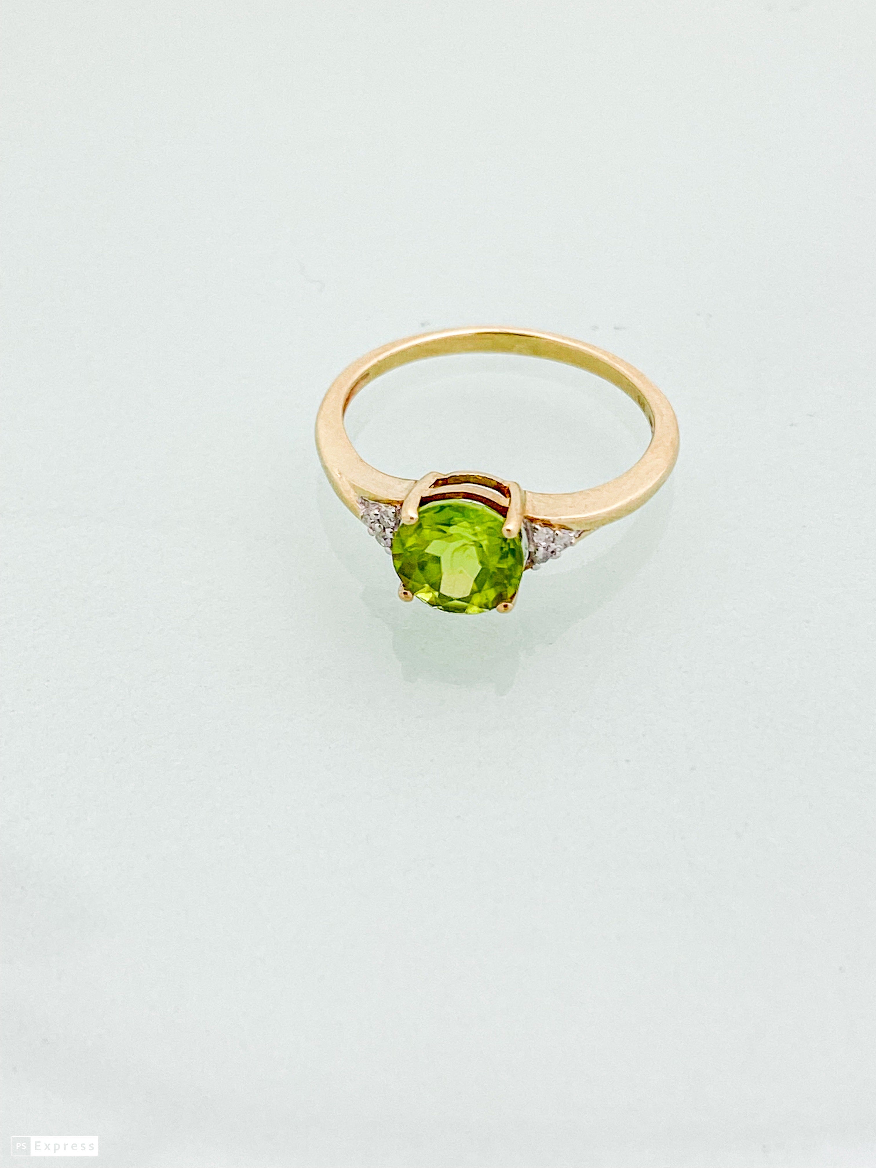 טבעת זהב צהוב 14 קארט עם אבן חן ירוקה ובצדדים שיבוץ יהלומים