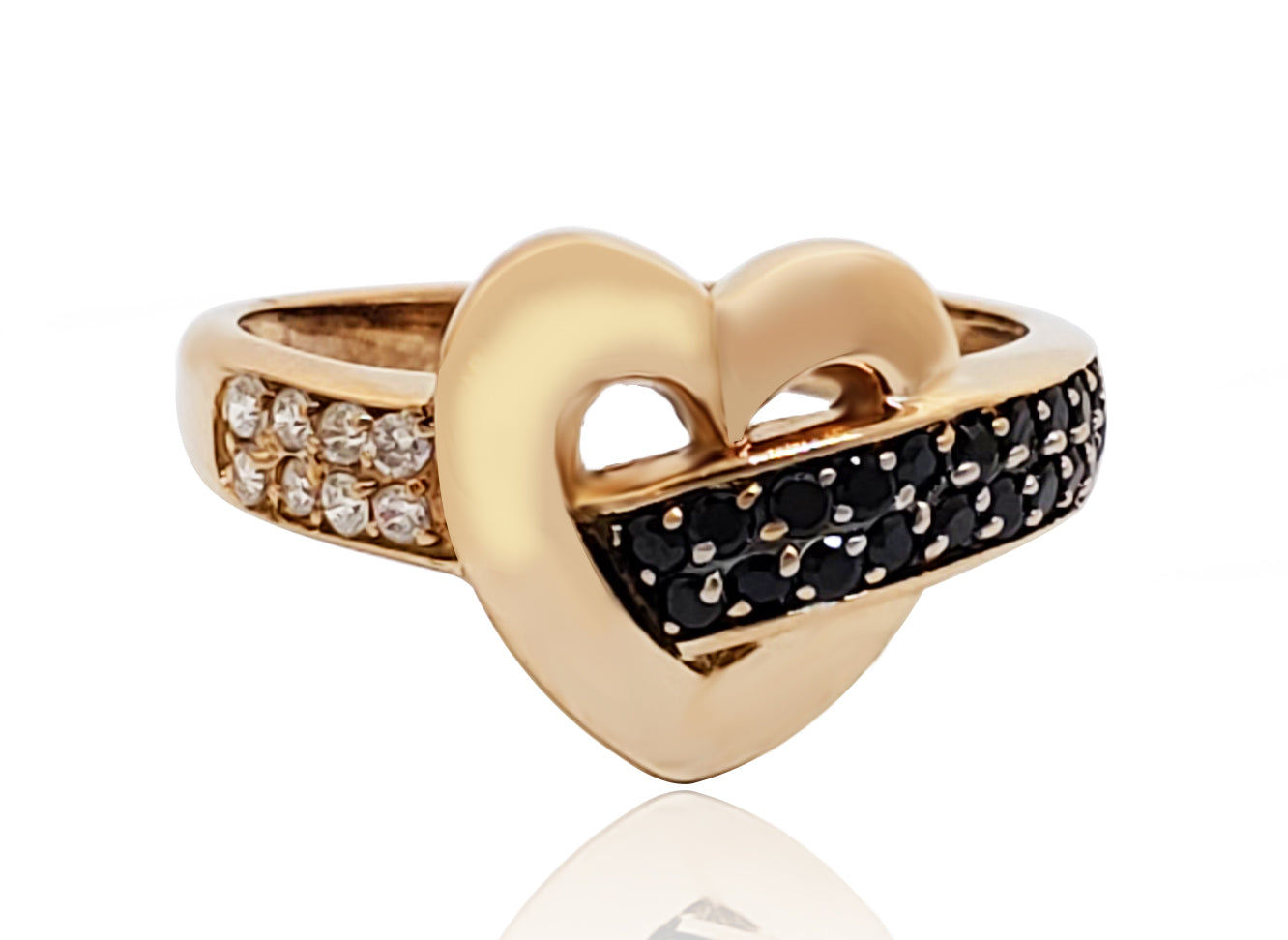 טבעת זהב אדום עם לב ושורות זרקונים בשחור ולבן