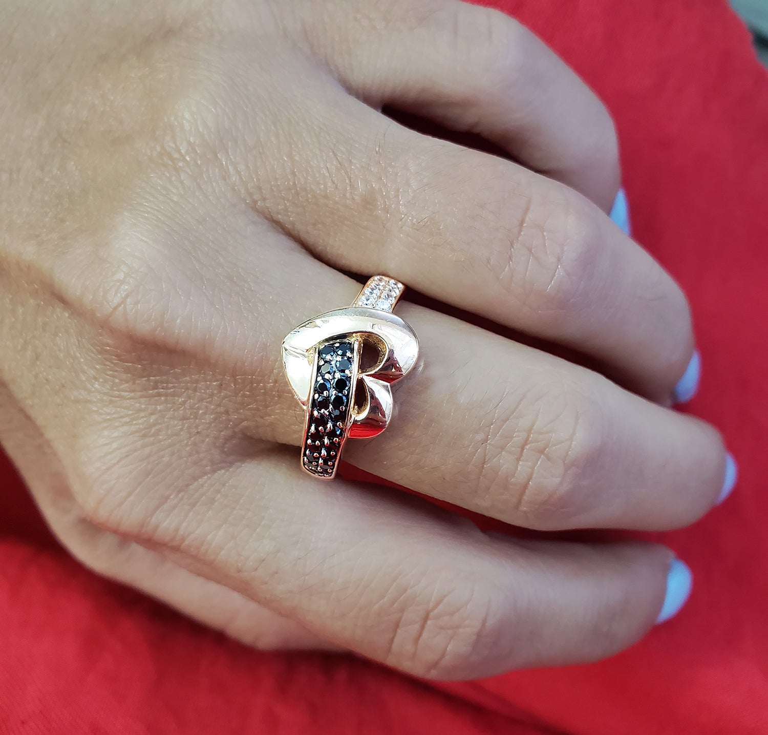 טבעת זהב אדום עם לב ושורות זרקונים בשחור ולבן