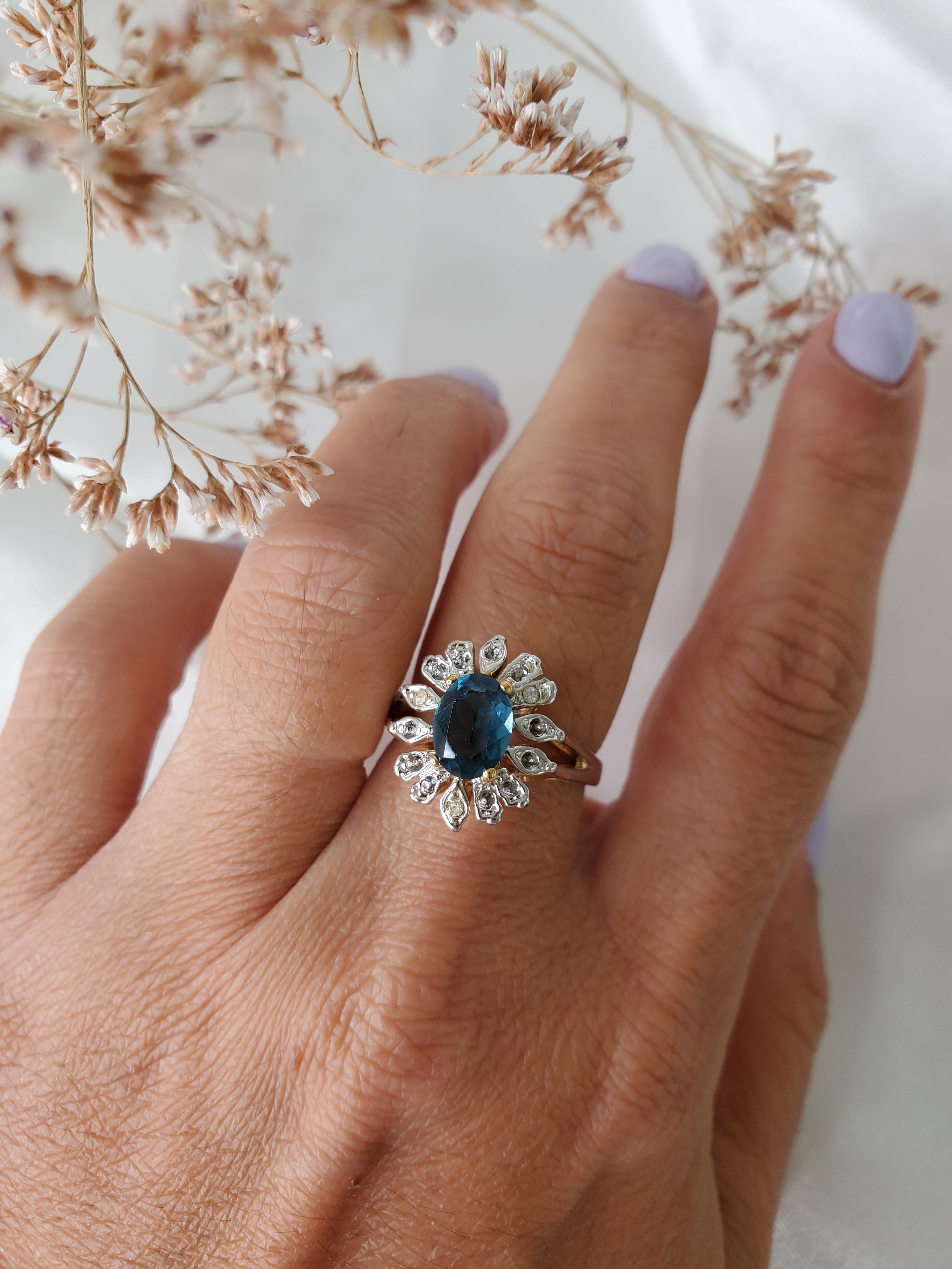 טבעת פרח זהב עם אבן כחולה וזירקונים
