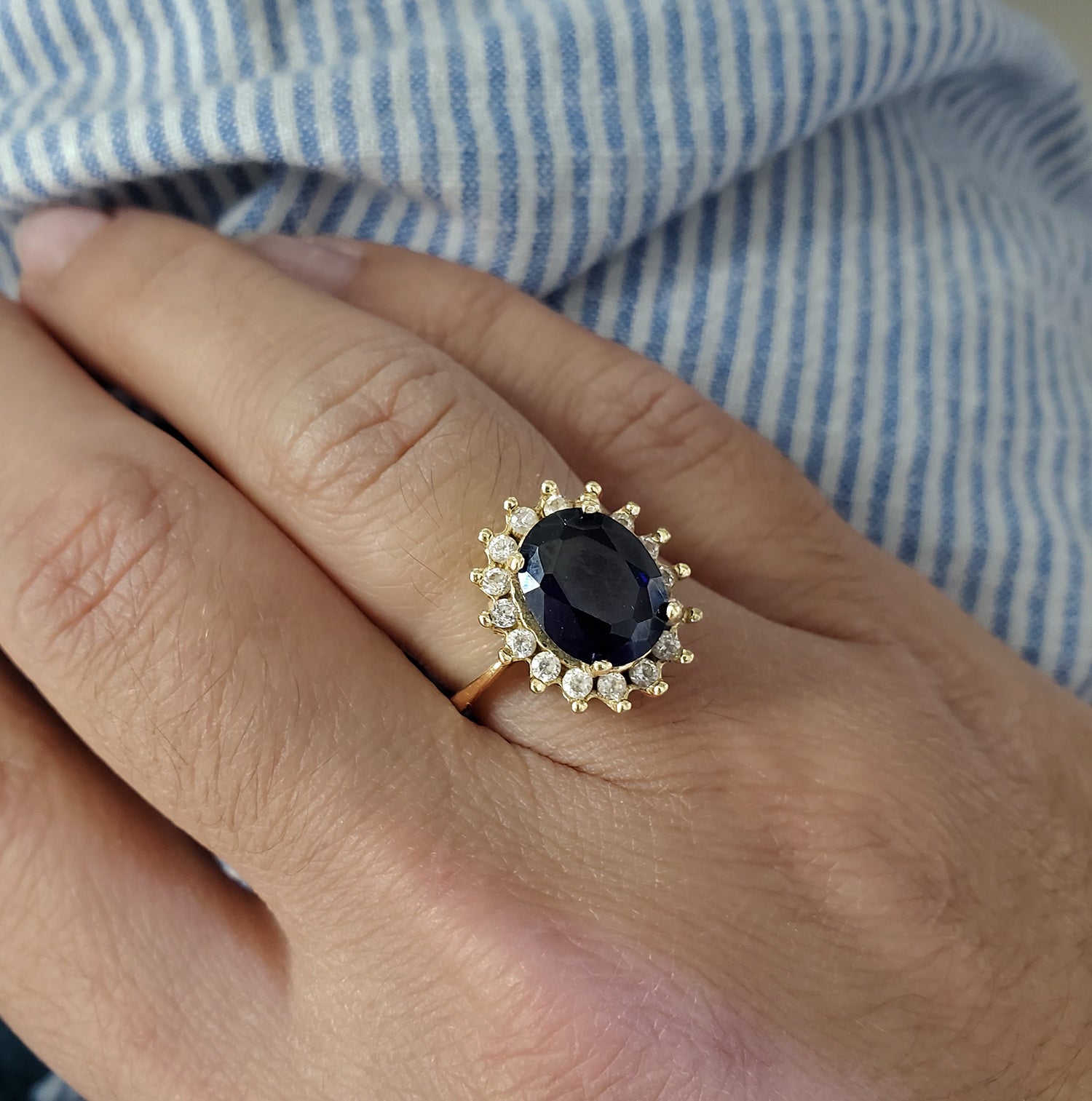 טבעת זהב 14 קארט עם אבן כחולה וזירקונים מסביבה