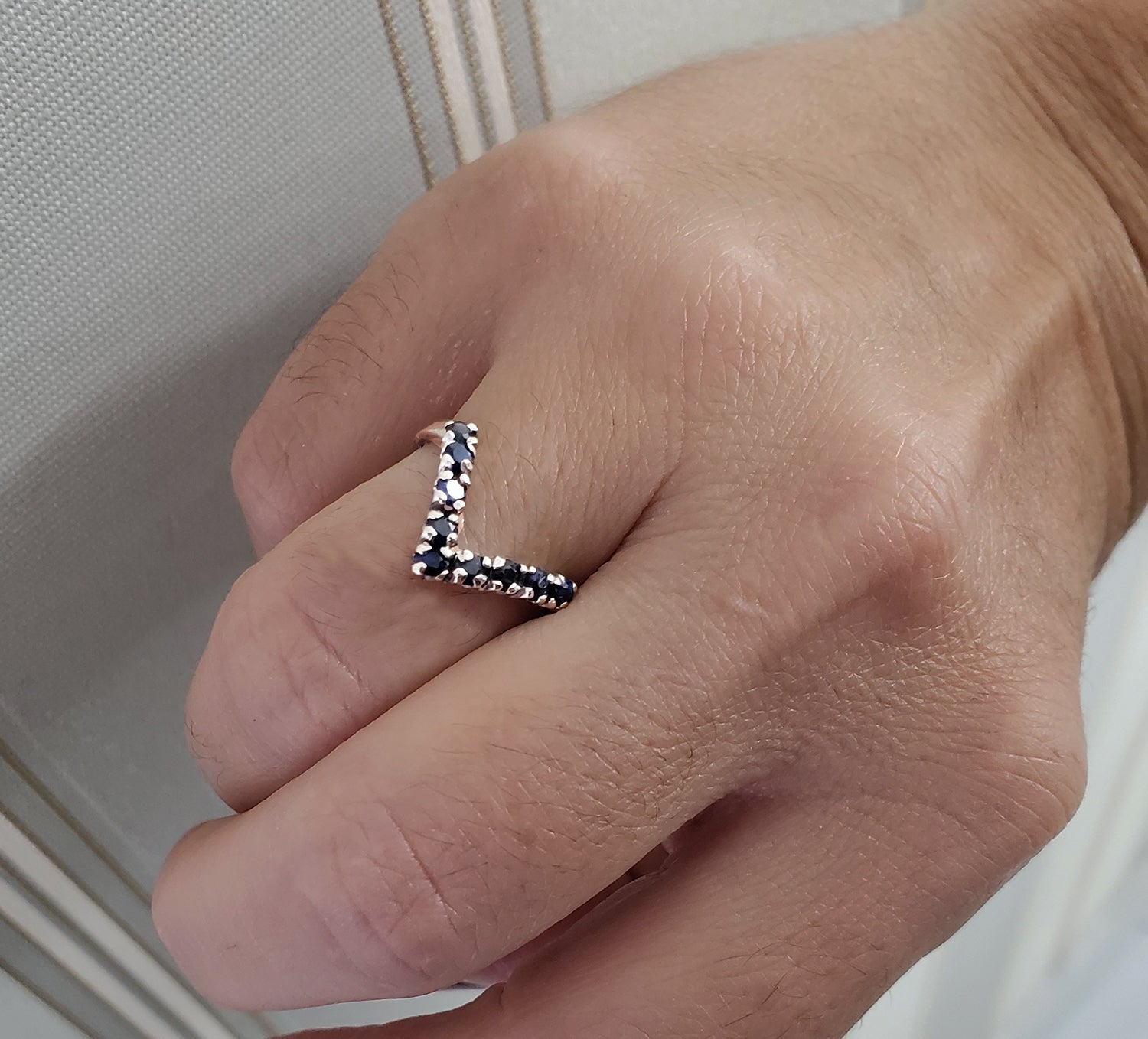 טבעת משולש זהב לבן 14 קארט עם אבנים כחולות