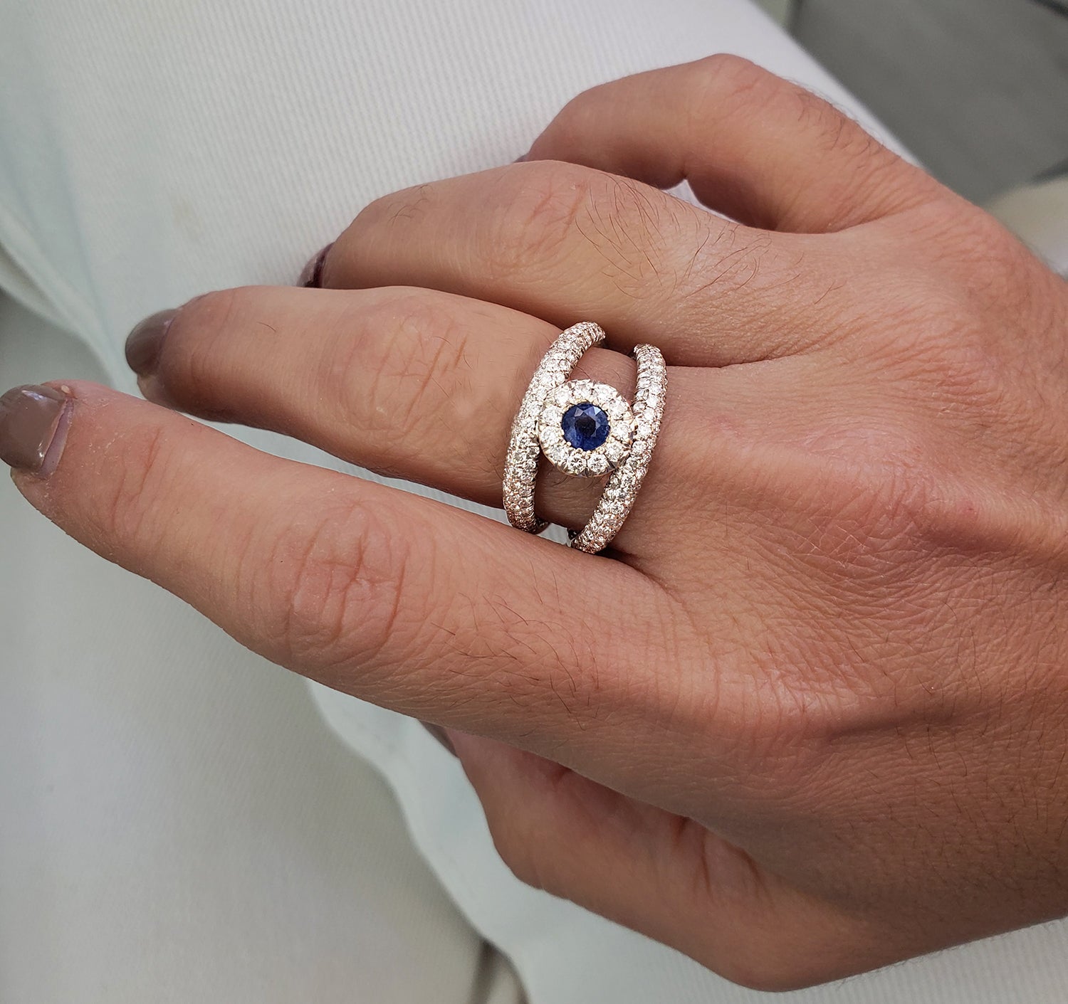 טבעת עין זהב לבן 18 קארט עם יהלומים ואבן ספיר