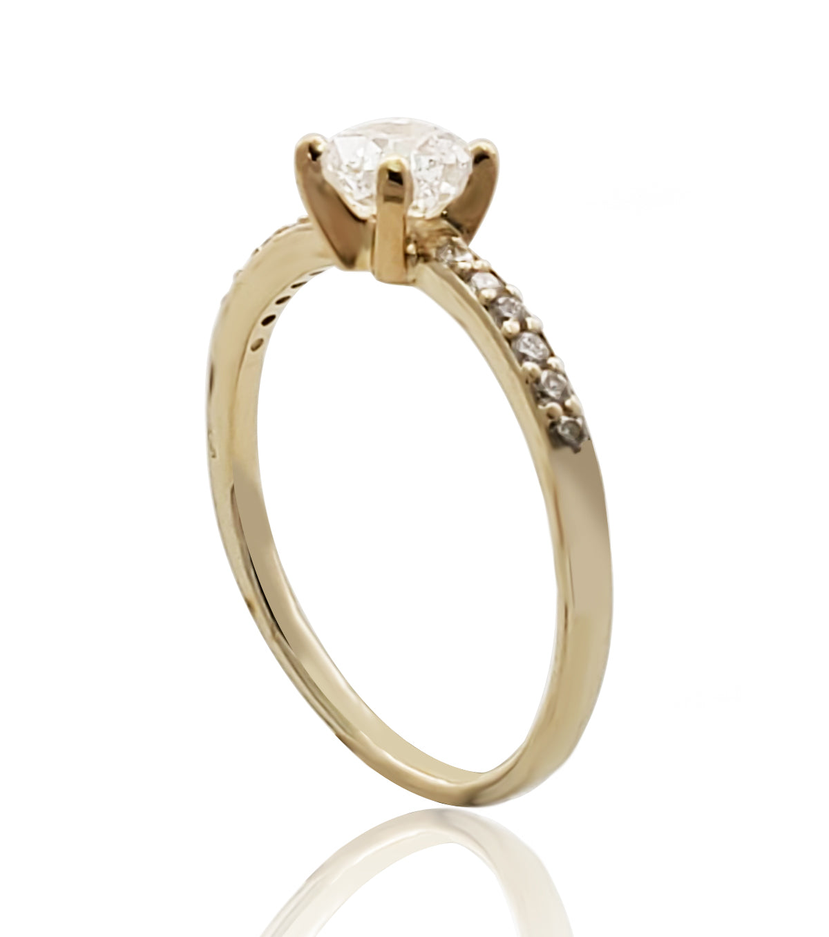 טבעת זהב עם יהלום מרכזי ויהלומים קטנים מסביב