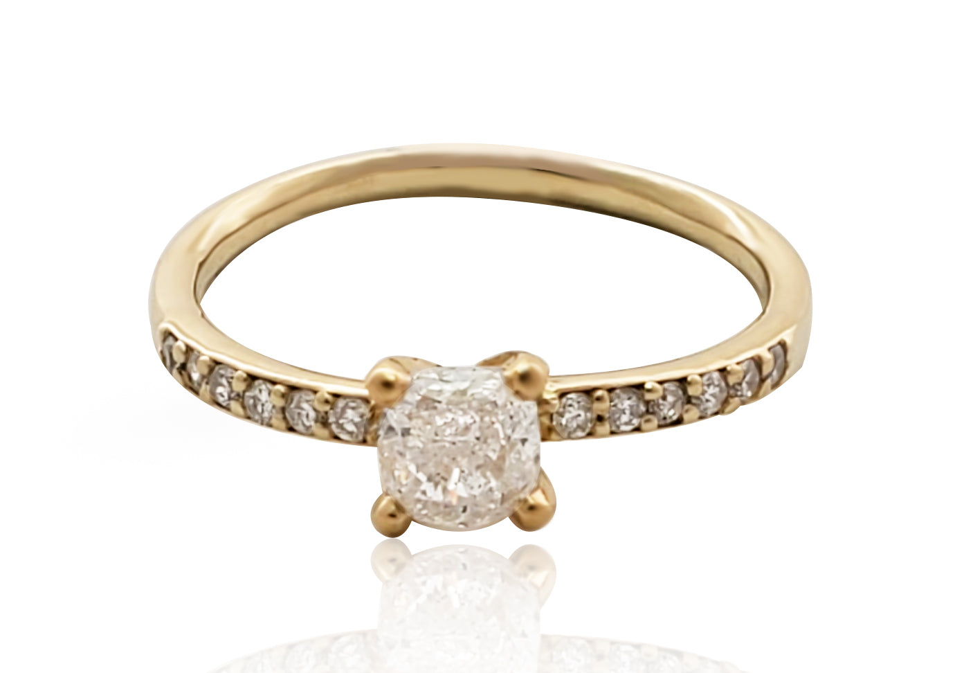 טבעת זהב עם יהלום מרכזי ויהלומים קטנים מסביב