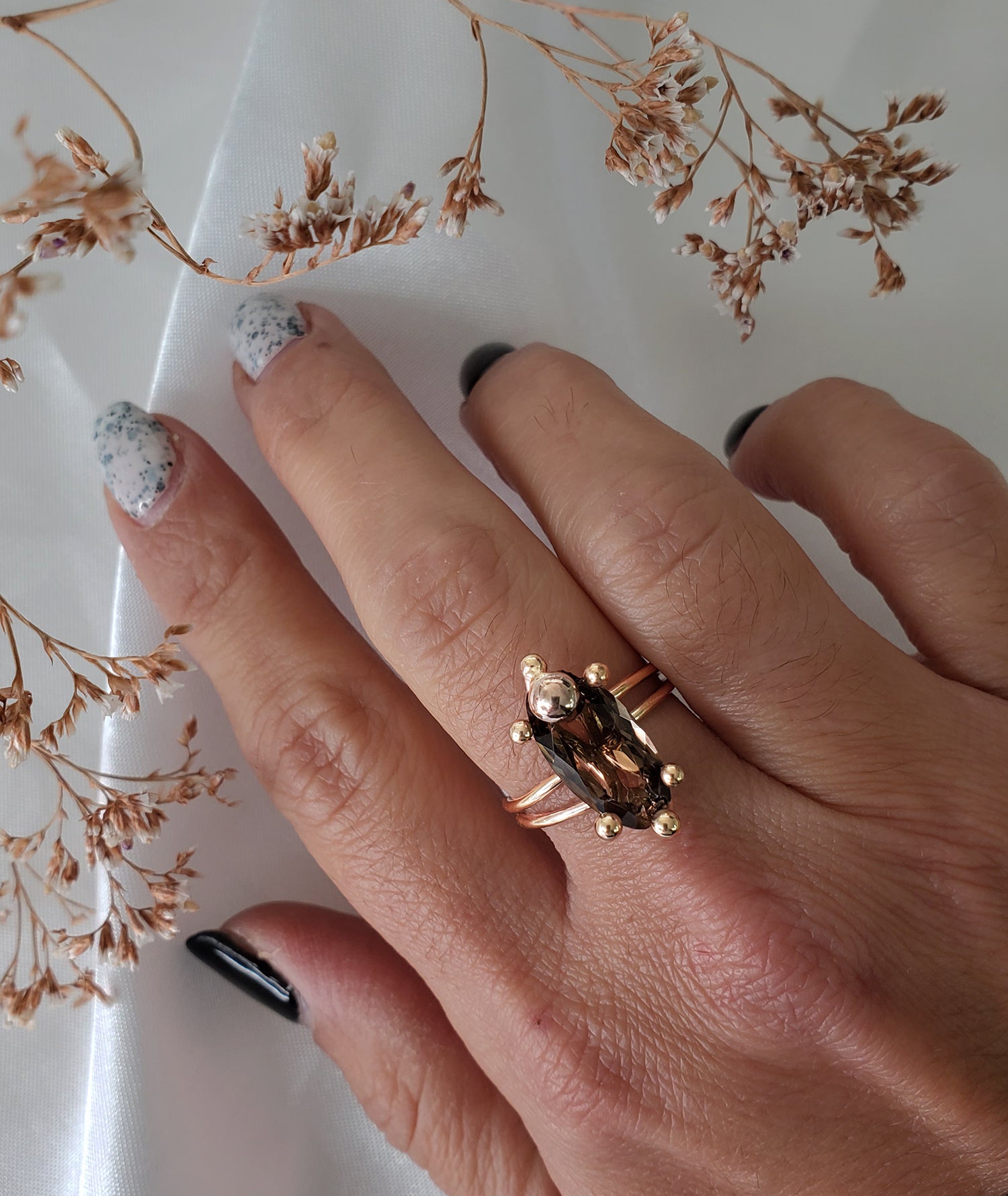 טבעת זהב 14 קארט עם אבן מרקיז סמוקי קוורץ
