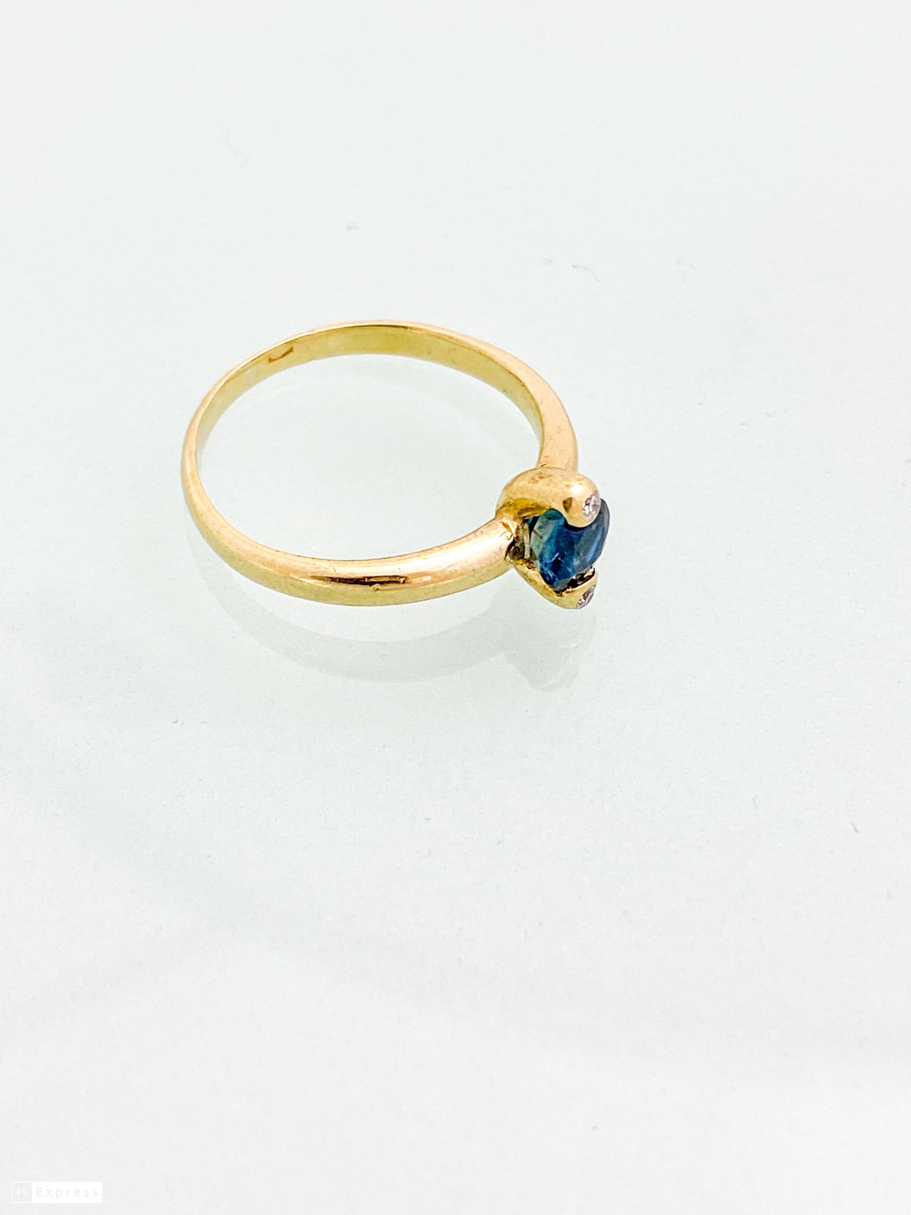 טבעת זהב צהוב 14 קארט עם אבן חן מרכזית כחולה ובצדדים יהלומים
