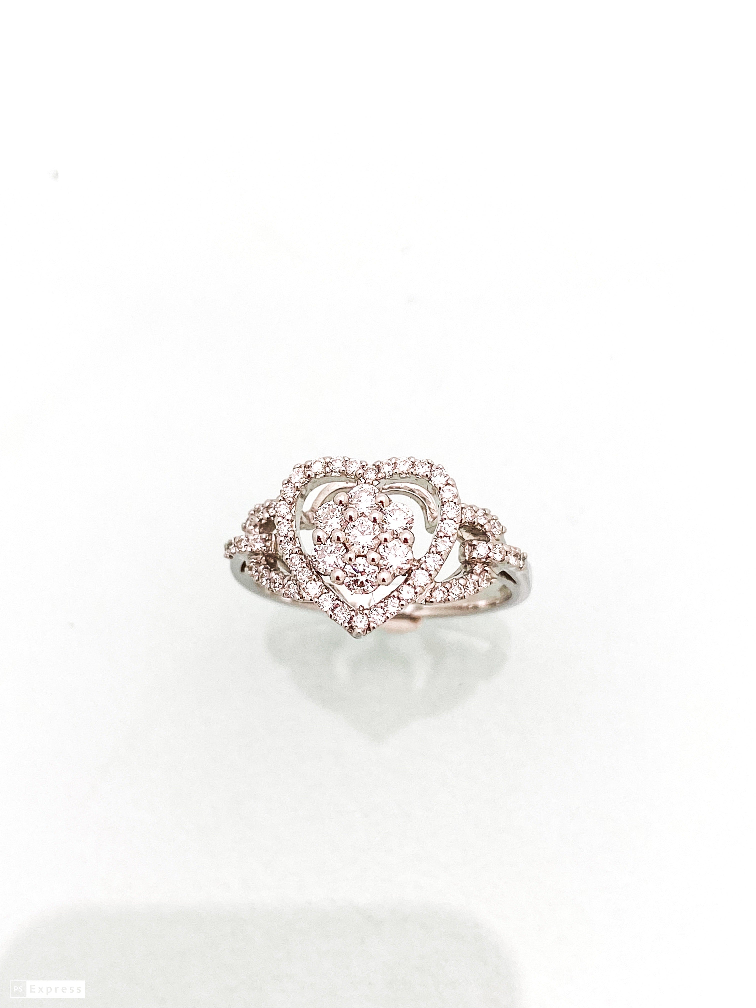 טבעת זהב לבן 14 קארט בצורת לב עם פרח בפנים