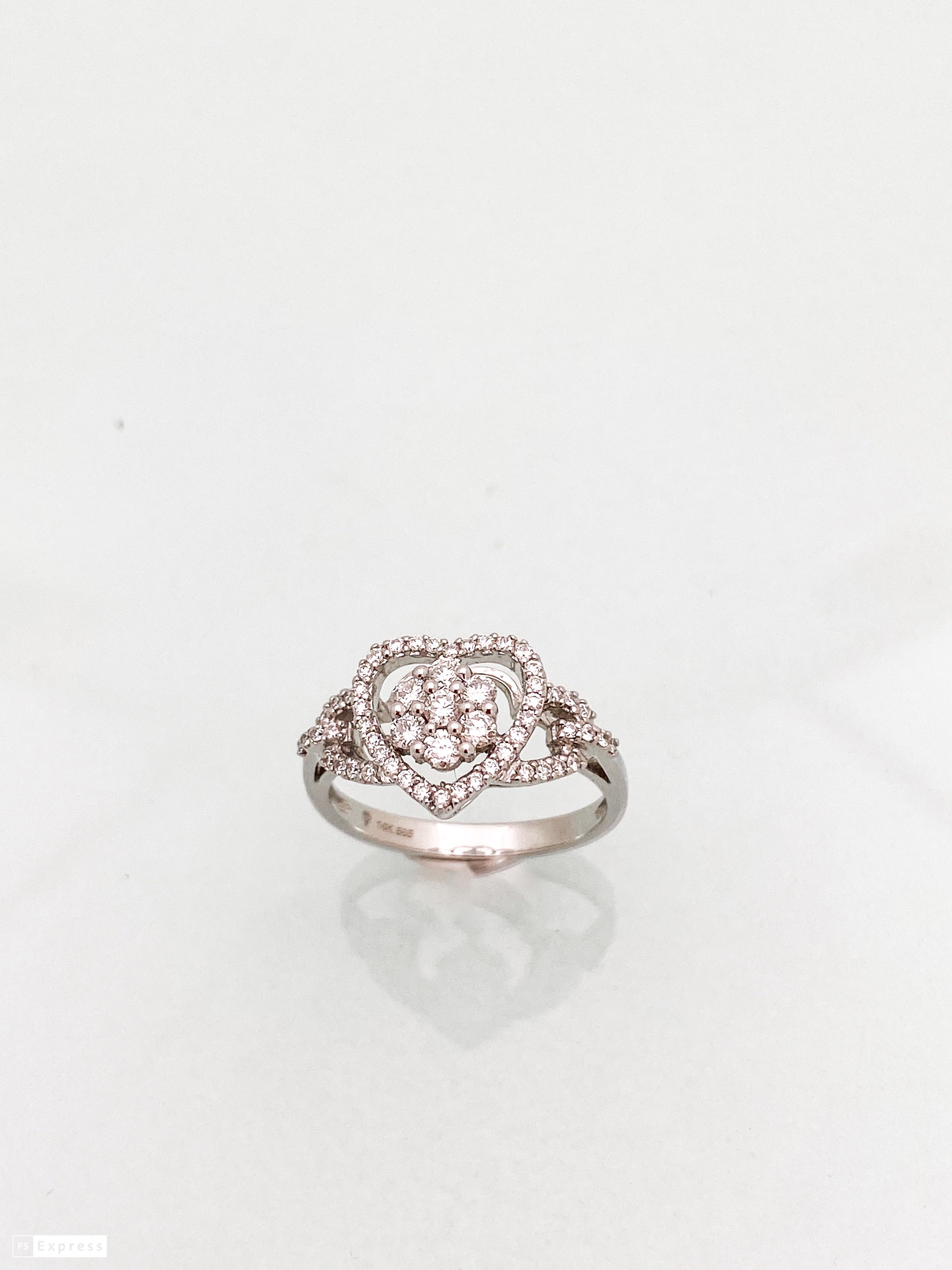 טבעת זהב לבן 14 קארט בצורת לב עם פרח בפנים