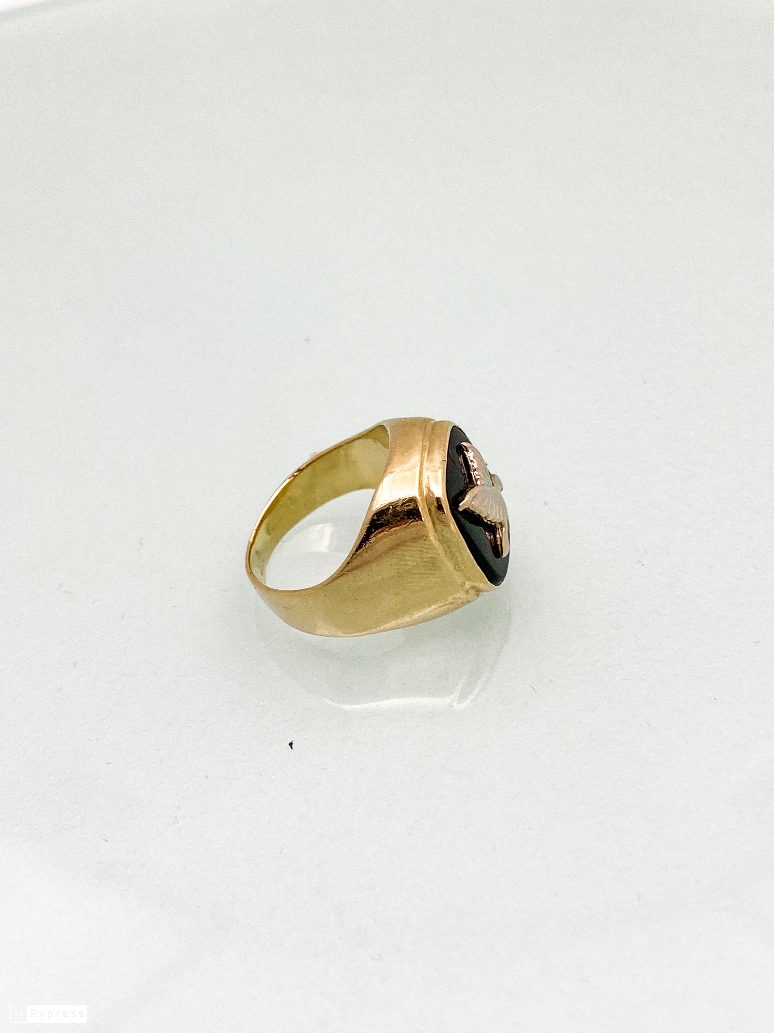 טבעת זהב צהוב 14 קארט עם אבן אוניקס ועליה יונה בזהב