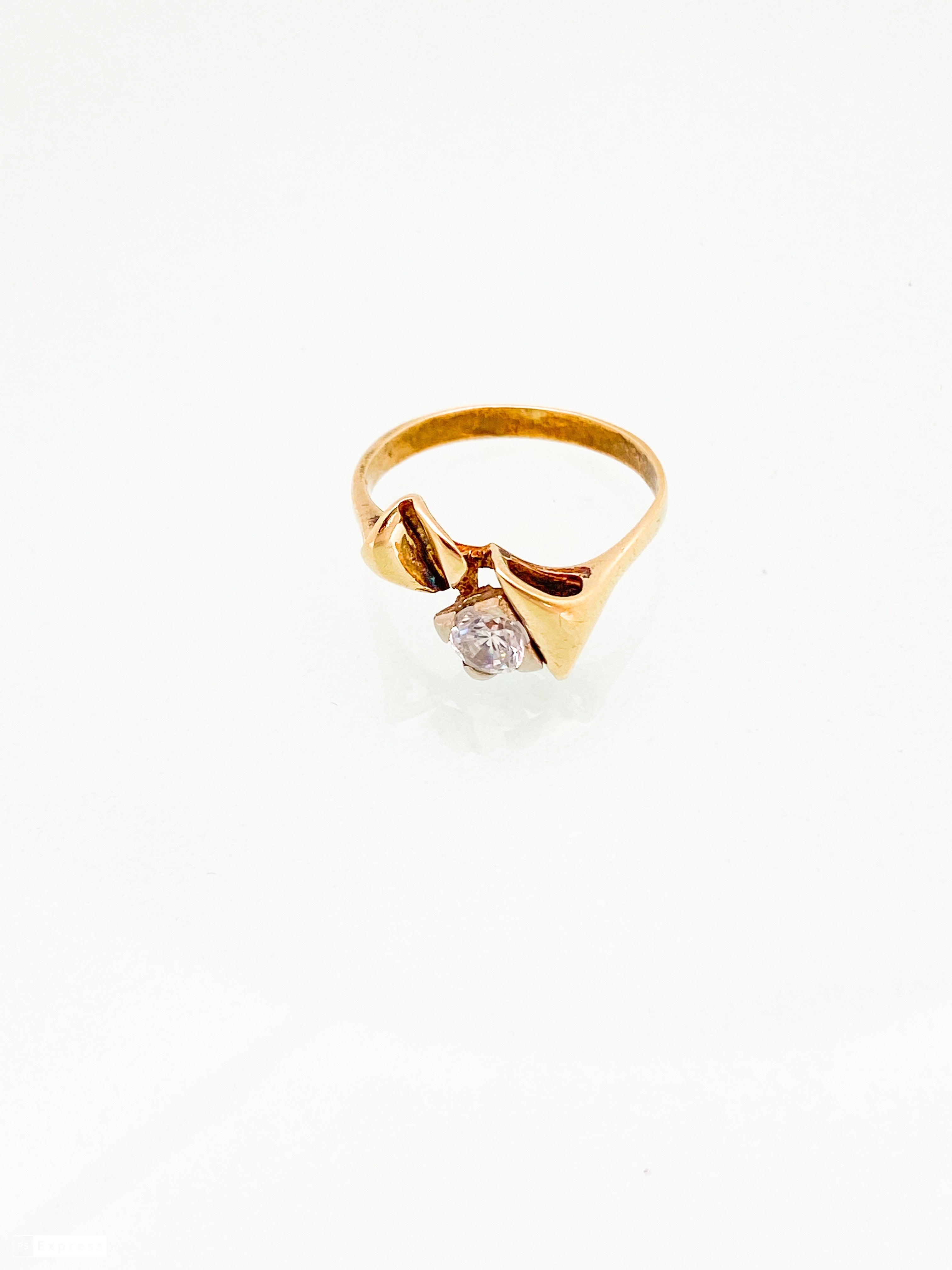 טבעת זהב 14 קארט בצורת פרח עם זירקון