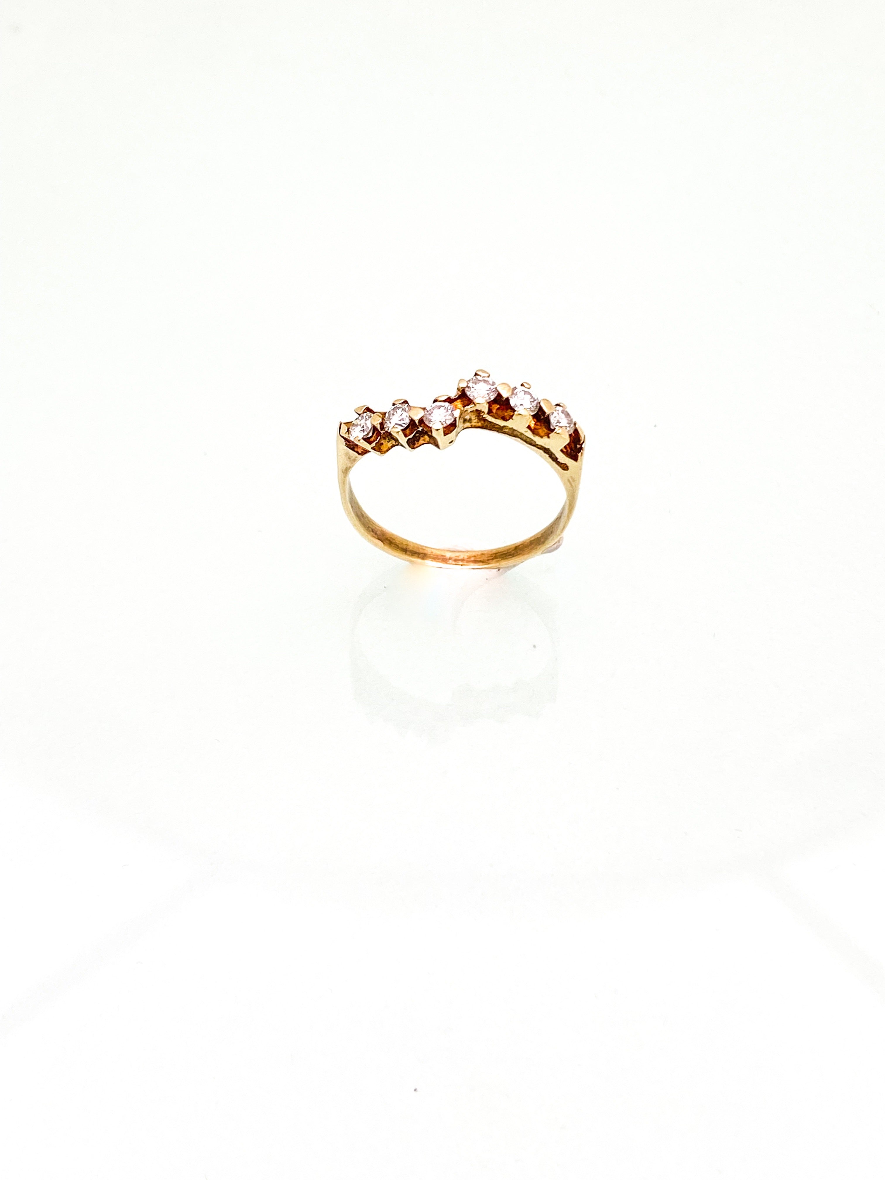 טבעת זהב 14 קארט בצורת גל משובצת 6 יהלומים