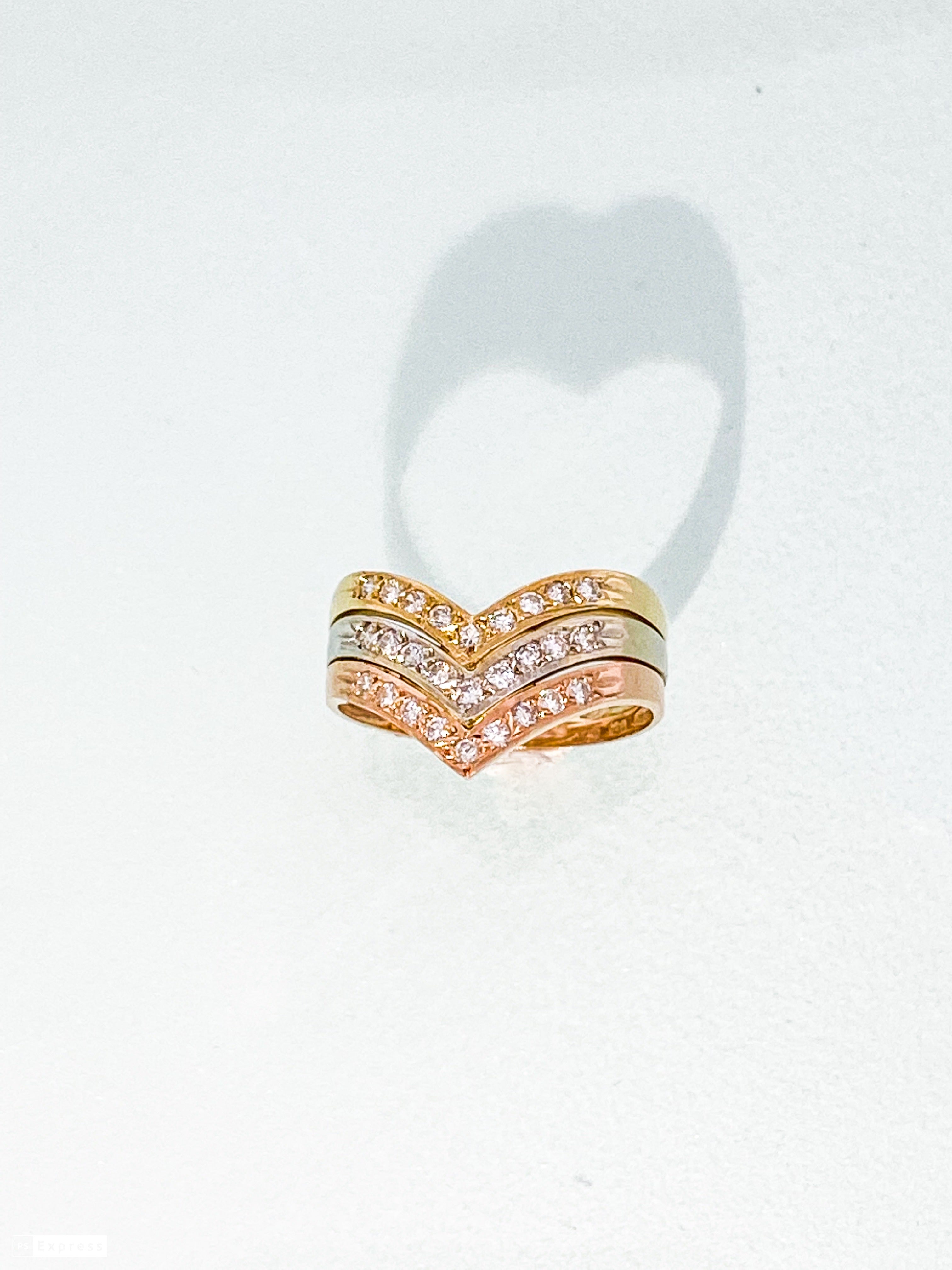 טבעת 14 קארט  וי מחוברת משלוש טבעות משולבת 3 צבעים זהב צהב לבן ואדום משובצת יהלומים