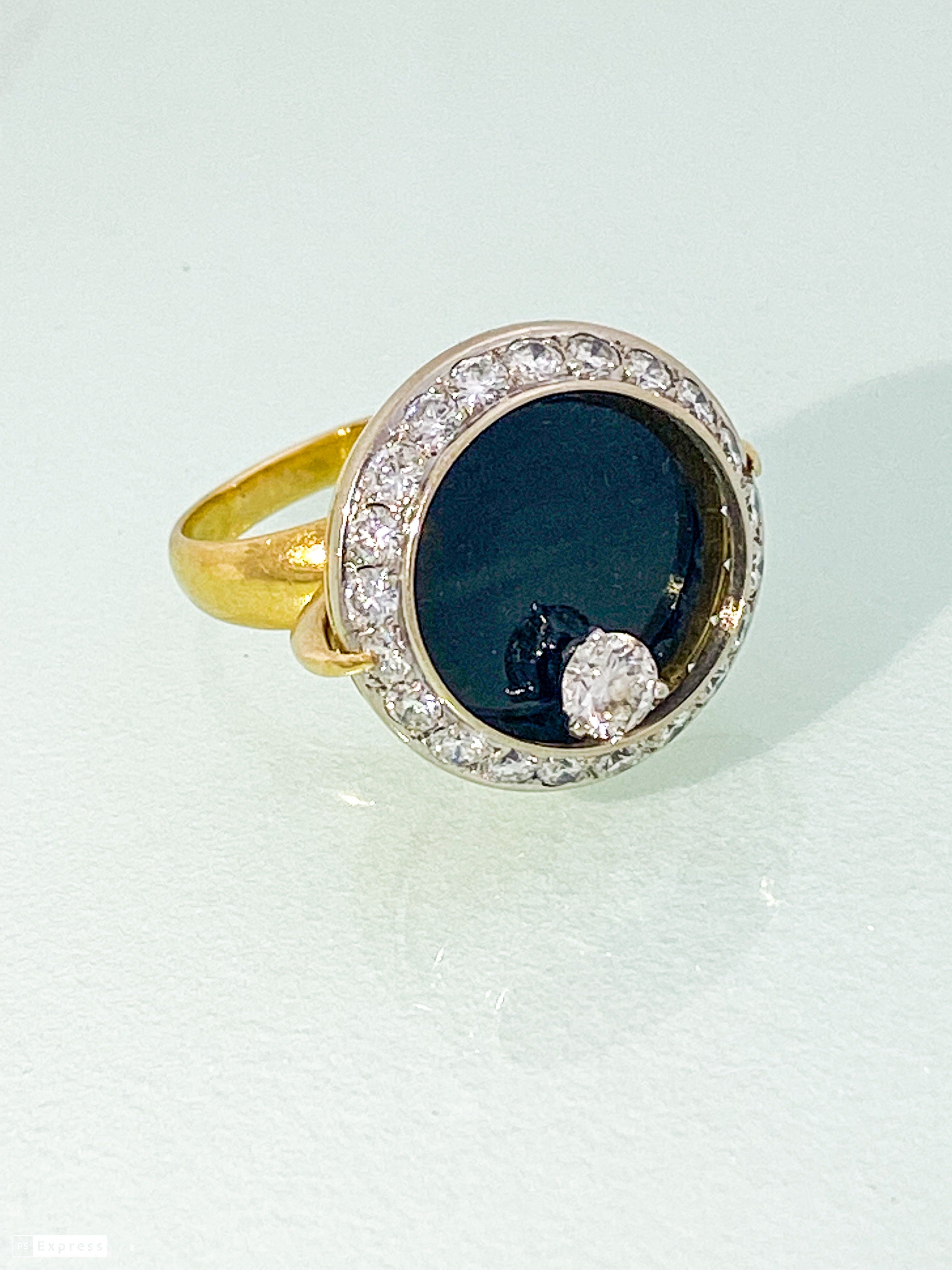 טבעת זהב 18 קארט בצורת חצי עיגול אבן שחורה אוניקס יהלום מרכזי ושיבוץ יהלומים מסביב
