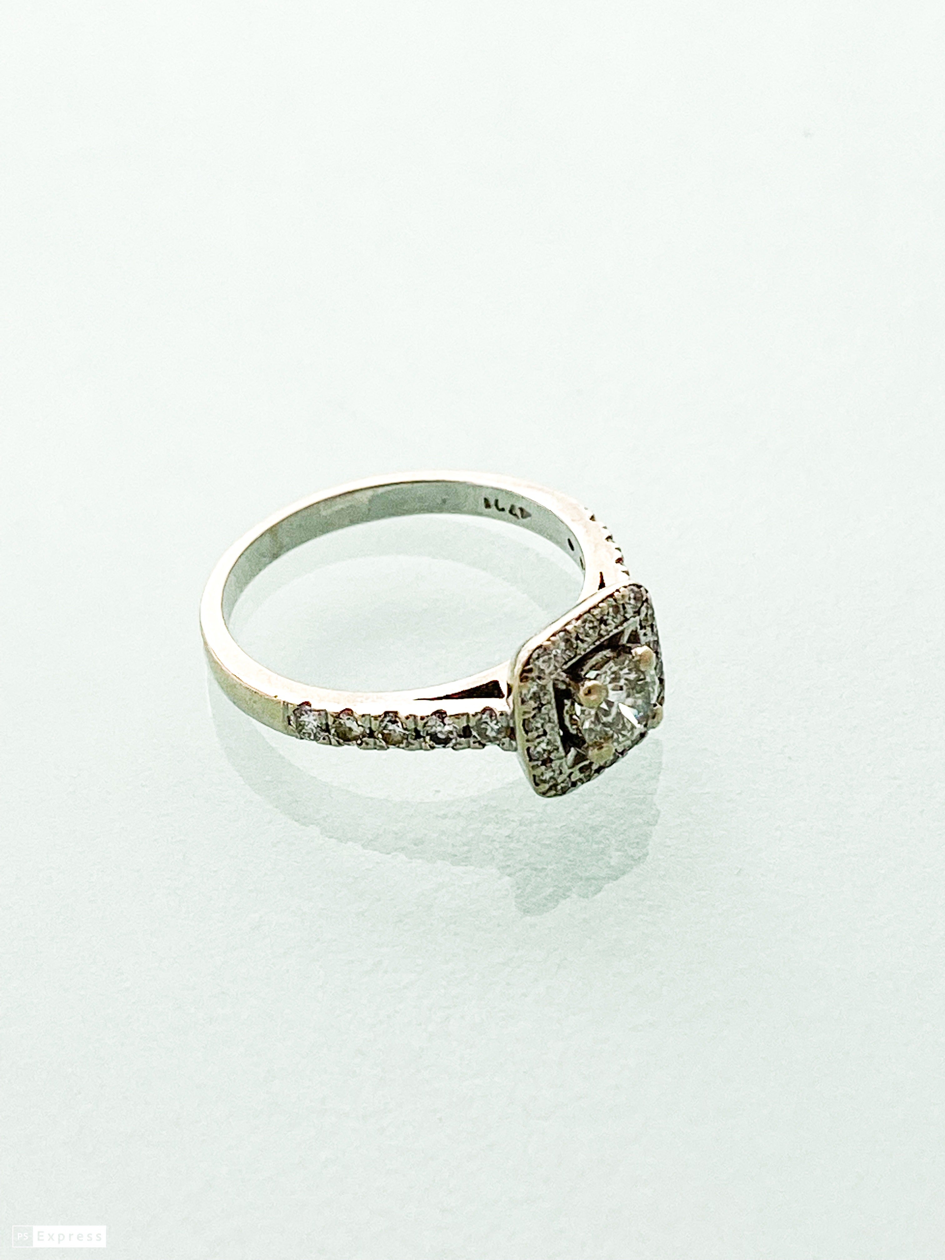 טבעת מרובעת זהב לבן 14 קארט אבן מרכזית יהלום ומסביב שיבוץ יהלומים חצי חישוק