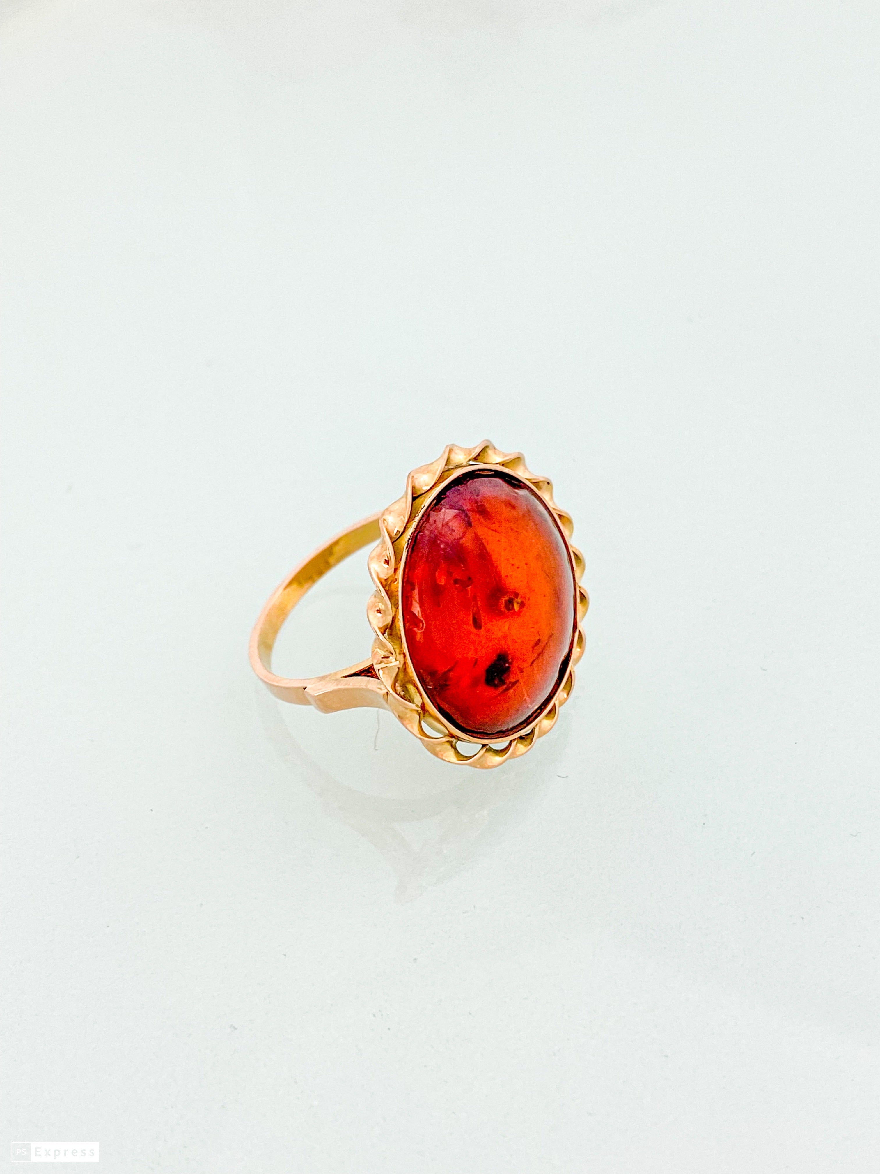 טבעת זהב אדום 14 קארט מסולסלת עם אבן מרכזית אמבר