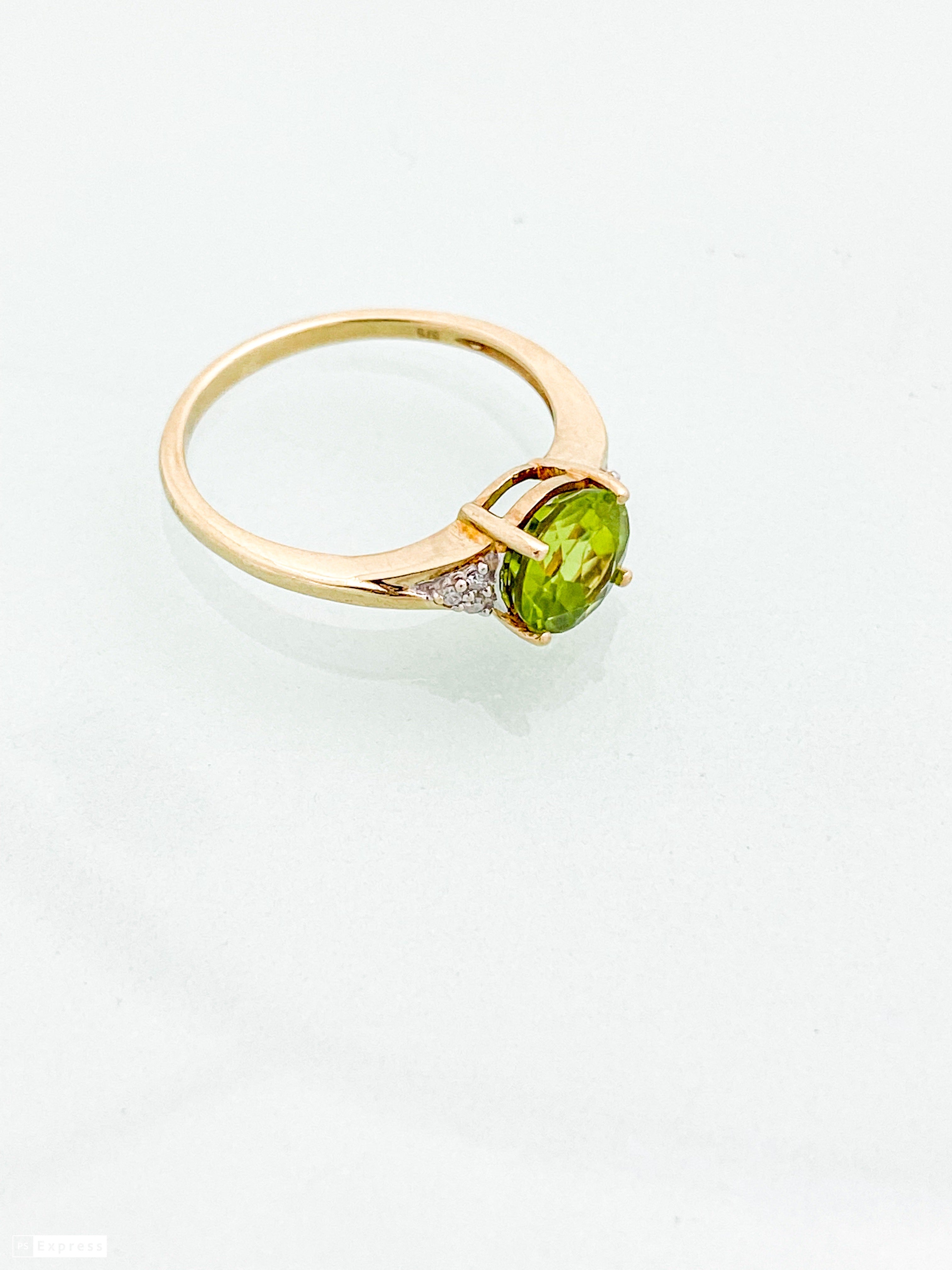 טבעת זהב צהוב 14 קארט עם אבן חן ירוקה ובצדדים שיבוץ יהלומים
