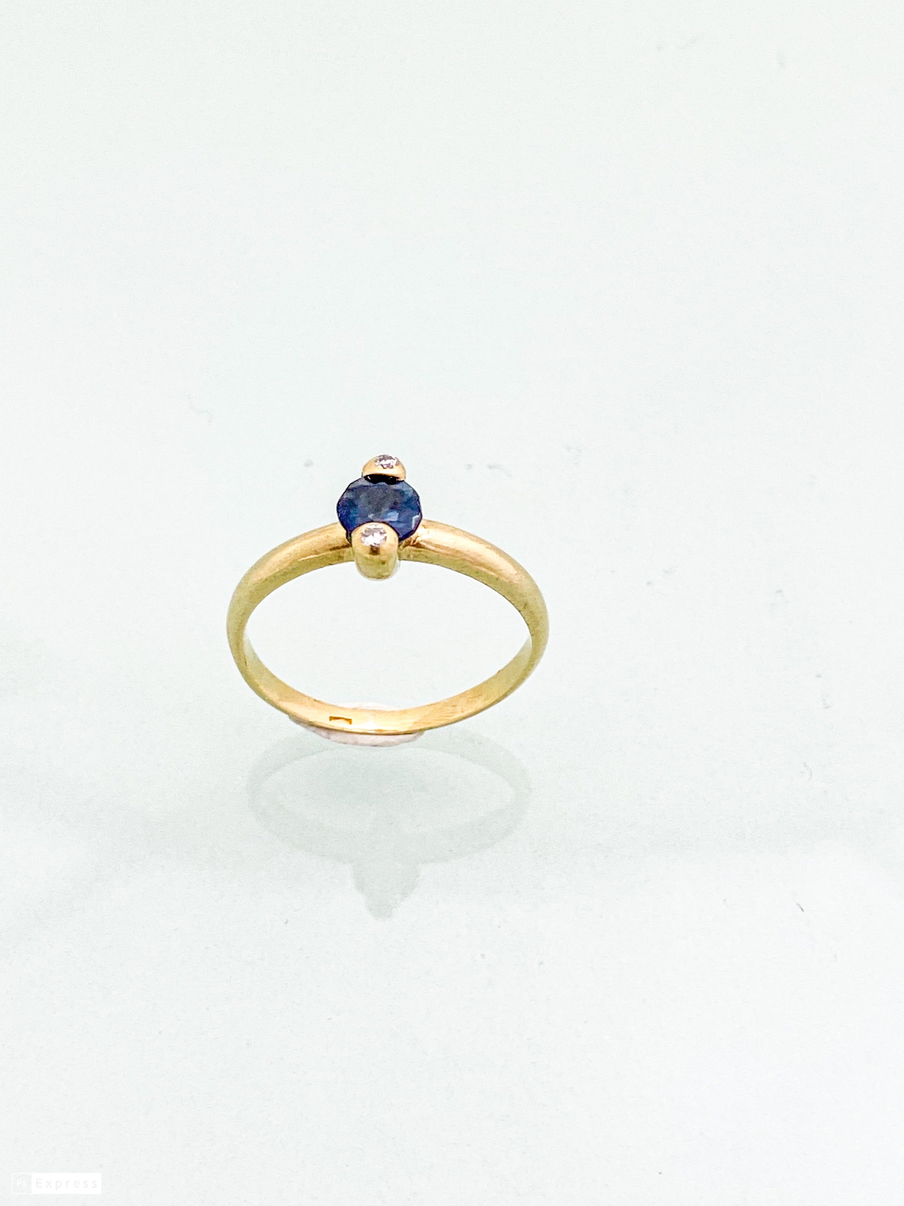 טבעת זהב צהוב 14 קארט עם אבן חן מרכזית כחולה ובצדדים יהלומים